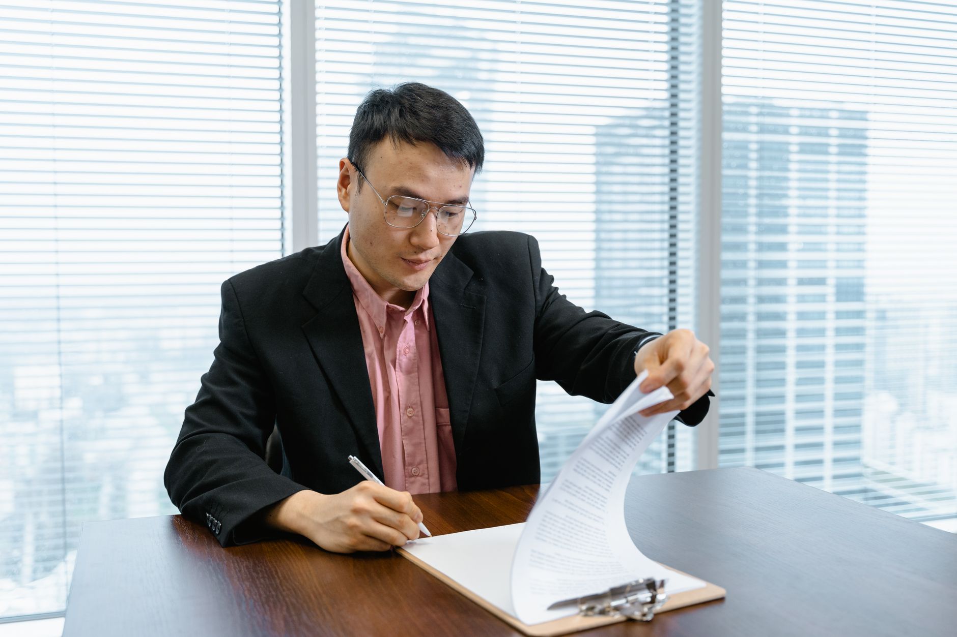 重要な判断を人が承認するオフィスの管理職