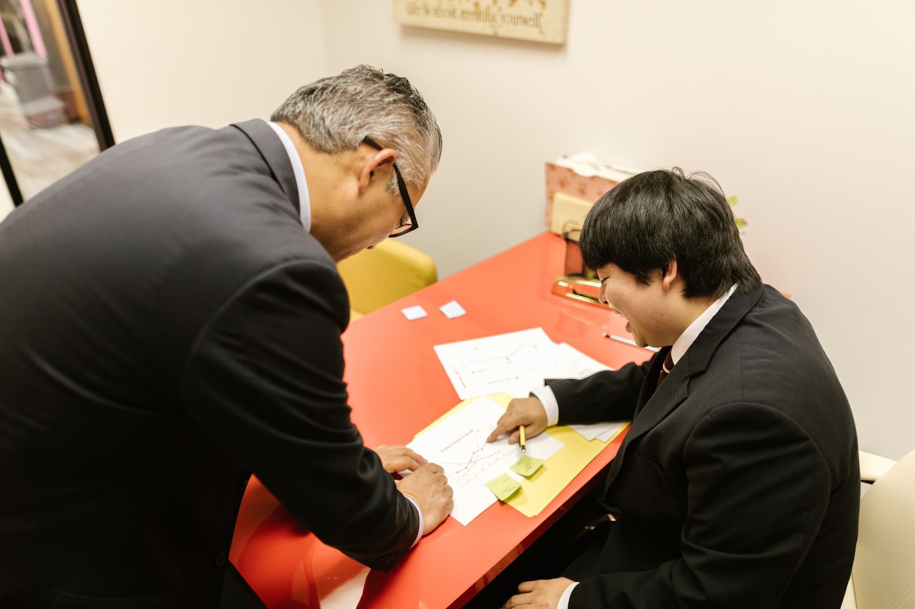暗黙知と形式知について話し合う社員