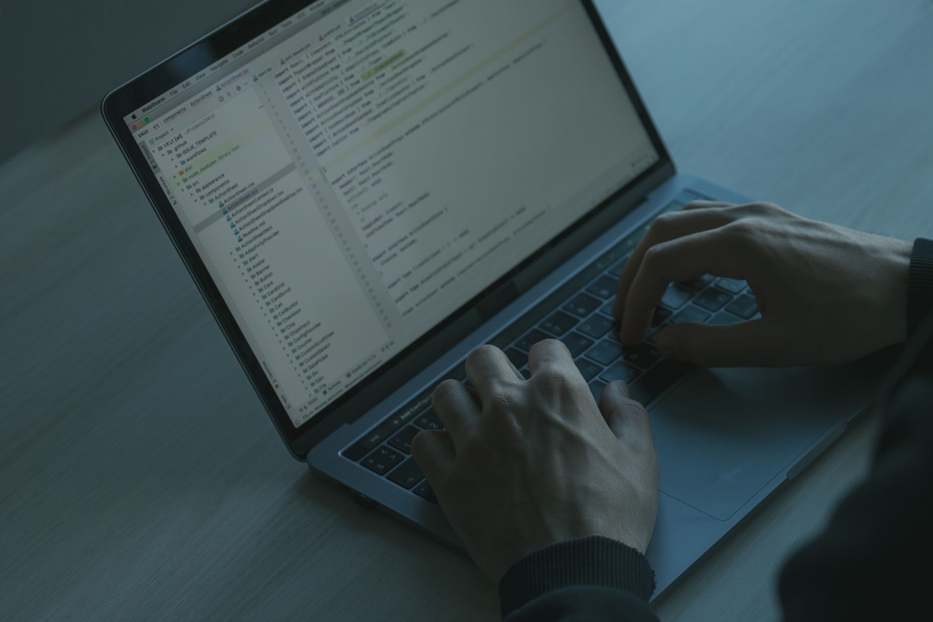 ノートパソコンでコードを書くエンジニア
