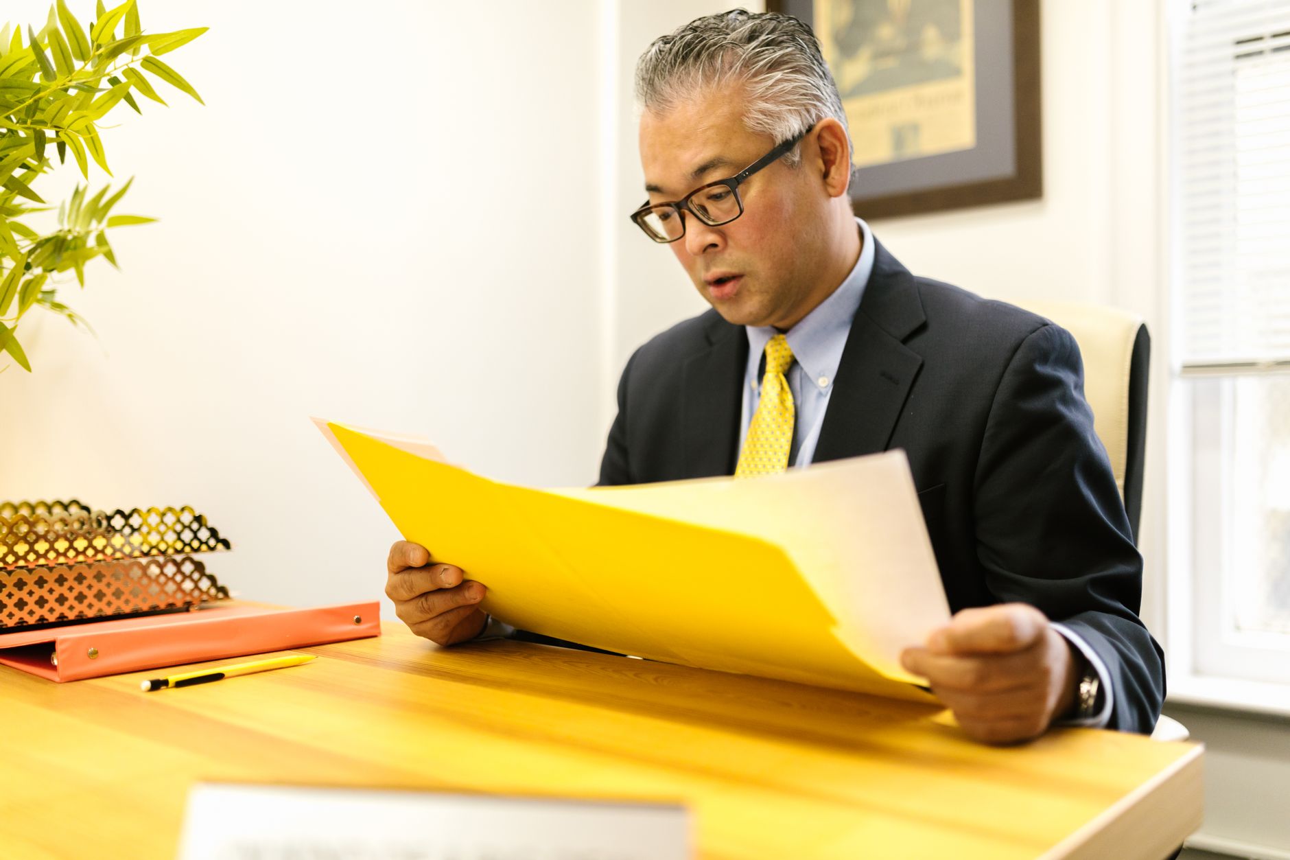 提案資料を準備する営業担当者