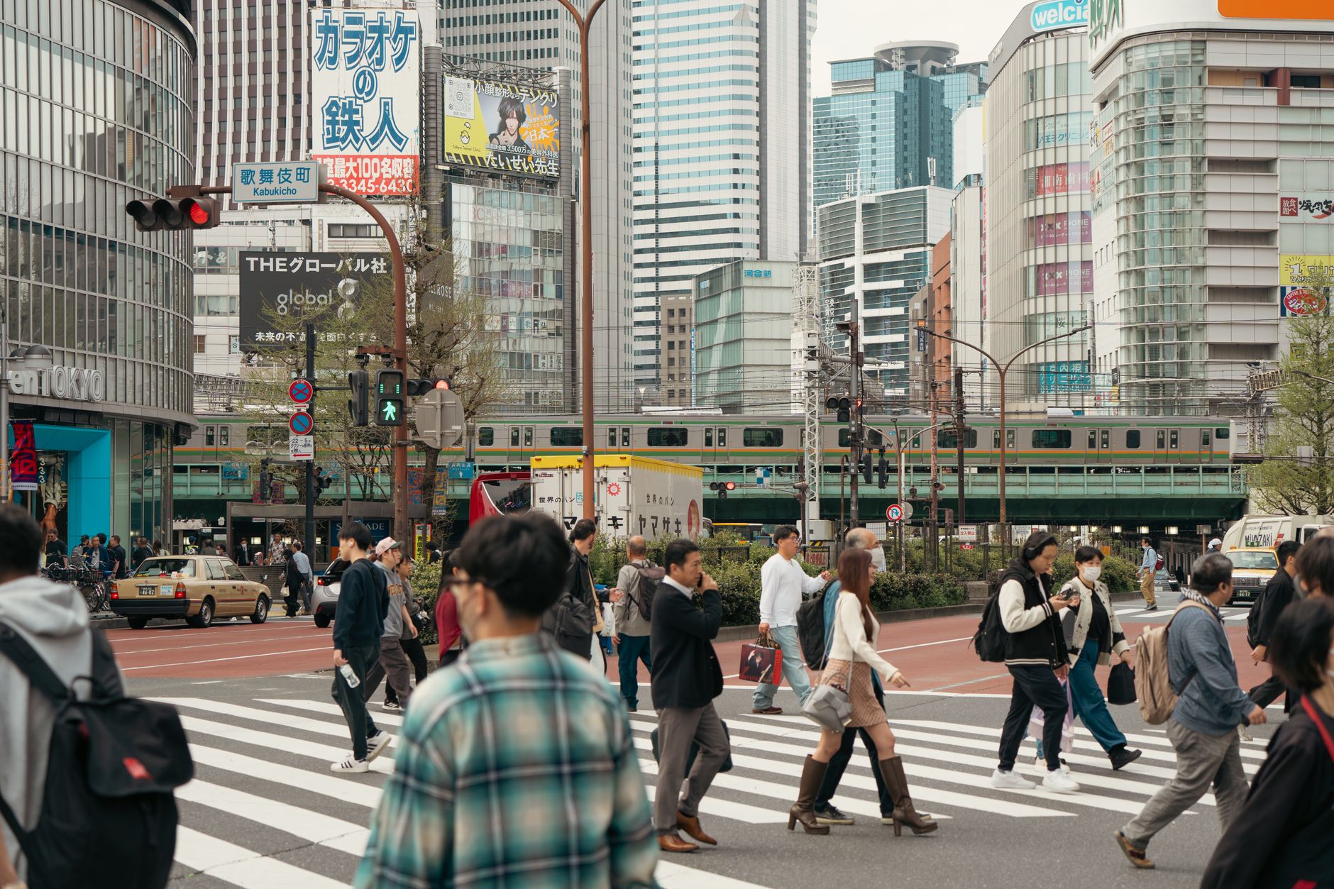 日本のオフィス街を歩くビジネスパーソン