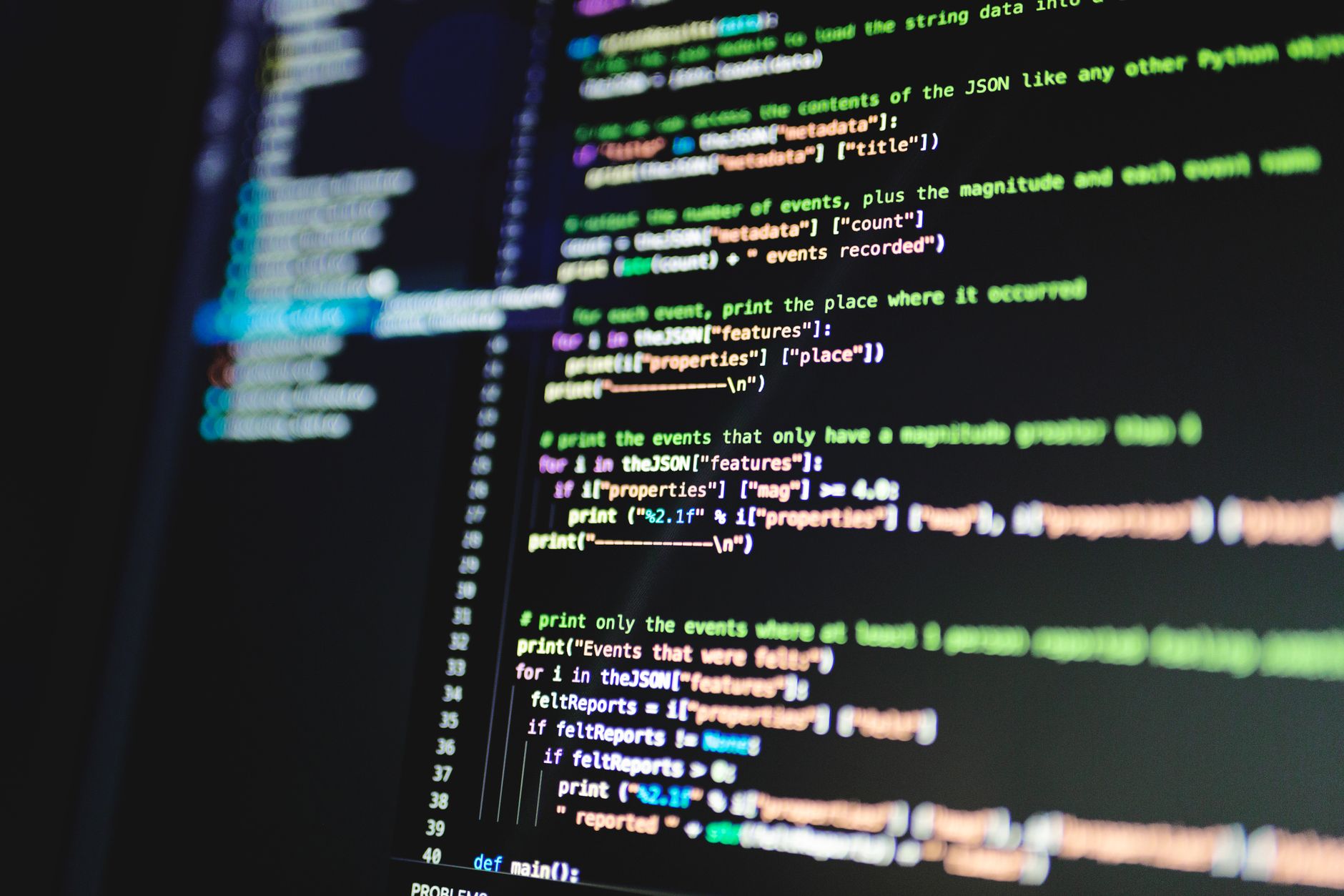 プログラミング画面に向かう開発者